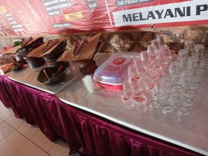 Menu makan prasmanan di Puncak Pinus Becici